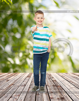 Niño pequeño sonriente que señala el dedo en usted | Foto de alta resolución |ID 4469955