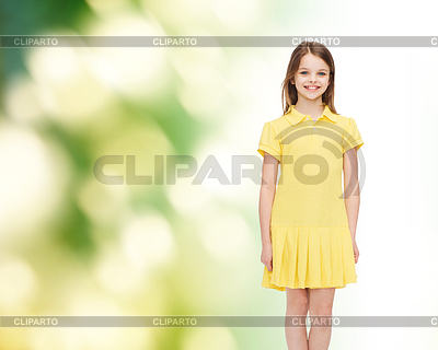 Niña sonriente en traje de color amarillo | Foto de alta resolución |ID 4470157
