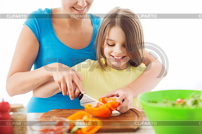 Niña sonriente con el pimiento picado madre | Foto de alta resolución |ID 4472530