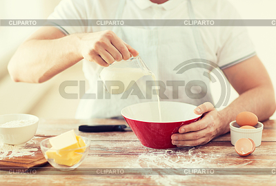 Verter mano masculina la leche en un tazón | Foto de alta resolución |ID 4815444