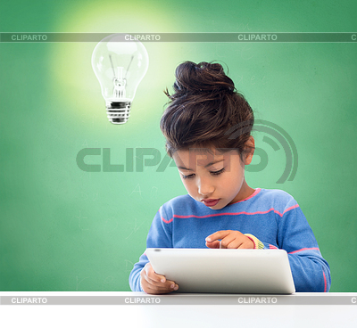 Niña con tablet pc en la escuela | Foto de alta resolución |ID 4841395