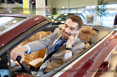 Hombre feliz sentado en el coche en el salón del automóvil o el salón | Foto de alta resolución |ID 4867086