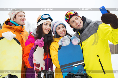 Glückliche Freunde mit Snowboards und Smartphone | Foto mit hoher Auflösung |ID 4870942