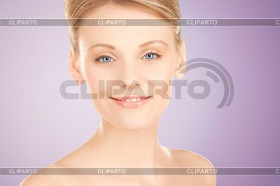Hermoso rostro joven mujer sobre fondo violeta | Foto de alta resolución |ID 4912317
