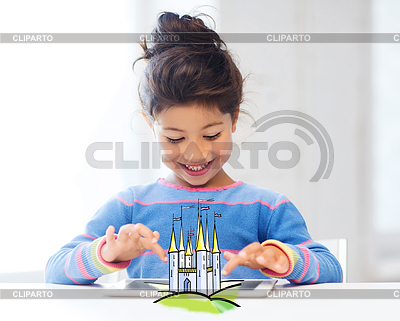 Niña feliz con tablet pc en casa | Foto de alta resolución |ID 4932605
