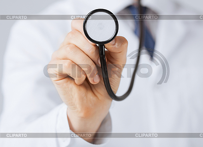 Mano del médico con el estetoscopio que escucha algo | Foto de alta resolución |ID 4962529