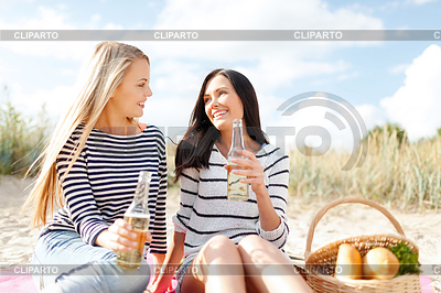 Glückliche junge Frauen trinken Bier am Strand | Foto mit hoher Auflösung |ID 4962833