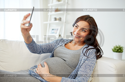 Schwangere Frau Smartphone selfie zu Hause nehmen | Foto mit hoher Auflösung |ID 5826127