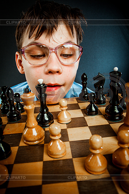 Nerd play chess | Foto mit hoher Auflösung |ID 5420864