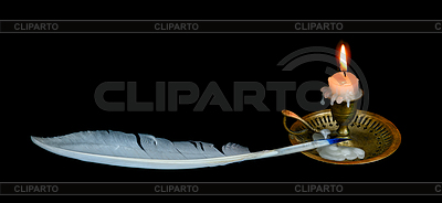Pluma y vela encendida | Foto de alta resolución |ID 6991782