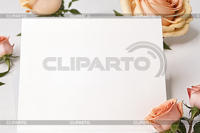 Maqueta de carta postal en blanco y rosas rosadas en light ba | Foto de alta resolución |ID 7544755
